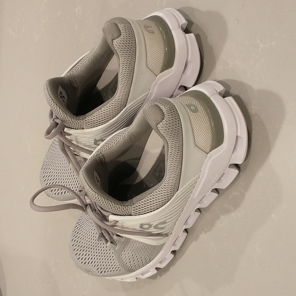 New On Cloudswift Running Shoe - Picture 3 of 4